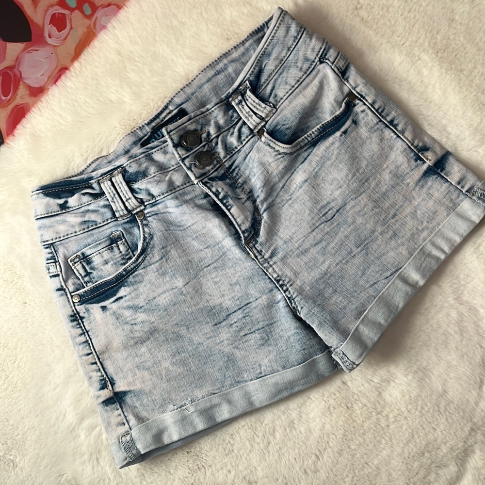 Super cute Blue Spice shorts ! Get a head start on a new summer wardrobe! ☀️
